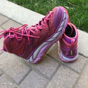 Size 9.5 HOKA ONE ONE HI TOP HIKING BOOTS